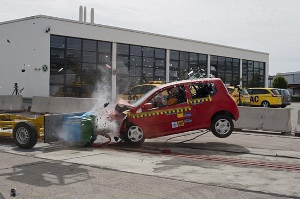 Der ADAC Kompatibilitätscrash zeigt, dass der Car-to-Car-Crash schlimmere Folgen hat als der Norm-Crash nach EuroNCAP-Standard 